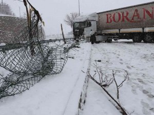 Amasya’da Karlı Yolda Tır Kontrolden Çıktı, Uzun Araç Kuyruğu Oluştu