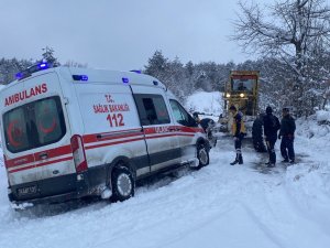 Bartın’da Kara Saplanan Ambulansı Karla Mücadele Ekipleri Kurtardı