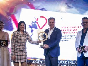 Seçer’e ’Yılın Kadın İstihdamı Sağlayan Belediye Başkanı’ Ödülü