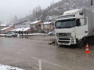 Kırmızı Işıkla Bekleyen Otomobile Tır Çarptı: 1 Yaralı