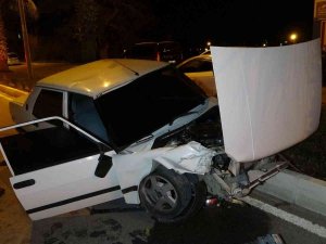 Manavgat’ta Alkollü Sürücü Otomobiliyle Refüje Çıktı: 2 Yaralı