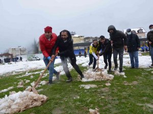Ordu’da Sahaya İnen Taraftarlar Kar Temizliği Yaptı