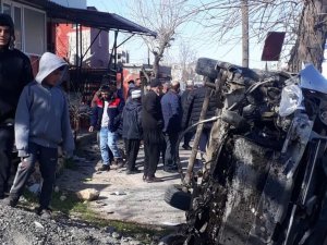 Hafif Ticari Araç Cami Merdivenine Çarparak Devrildi: 2 Yaralı