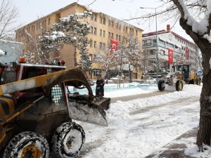 Büyükşehir’in Kar Timleri Kenti Baştan Aşağı Kardan Temizliyor