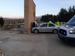 Duvara Çarpan Otomobildeki 2 Kişi Yaralandı