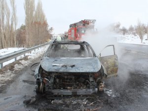 Van’da Seyir Halindeyken Alev Alan Otomobil Küle Döndü