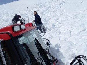 Seyir Halindeki Snowtrackın Üzerine Çığ Düşme Anı Kameraya Yansıdı