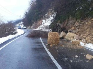 Ünye’de Toprak Kayması Sebebiyle Kaya Parçaları Yola Savruldu