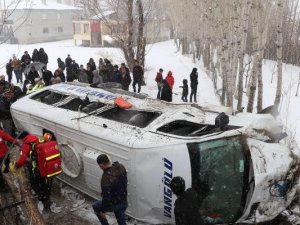 Van’da Yolcu Minibüsü Devrildi: 14 Yaralı