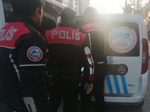 Araçların Önüne Atlayan Alkollü Şahsa Polis Müdahale Etti