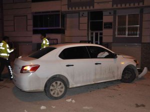 Karaman’da Polisten Kaçan Sürücü Bahçe Duvarına Çarptı