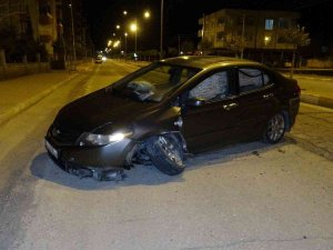 Otomobille Köpeğe Çarpmamak İçin Refüje Çarptı