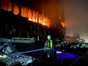 Kiev’de Enkaz Altında Kalan Siviller İçin Kurtarma Çalışmaları Sürdürülüyor