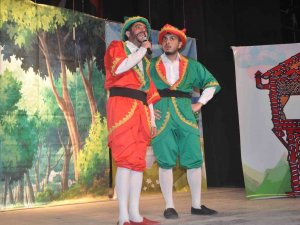 Yüksekovalı Çocuklar Tiyatro Gösterisiyle Eğlendi