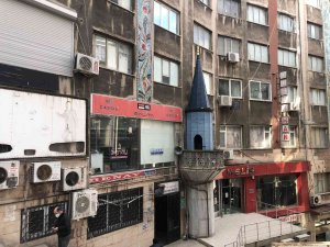 İ̇ş Hanına Bitişik Minare Görenleri Hayrete Düşürüyor