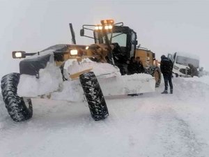 Ardahan’da Ekipler Yolu Kardan Kapanan Köydeki Hamile Kadın İçin Seferber Oldu