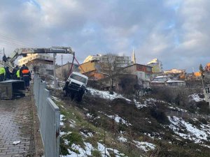 Yokuş Aşağıya İnen Servis Minibüsü Yoldan Çıkarak Takla Attı: 1 Yaralı