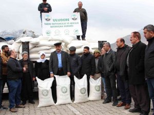 Şırnak’ta Arıcılara Yemlik Şeker Dağıtıldı