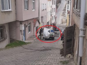 Polis Gibi Hırsızları Kovaladı: Kıstırılan Hırsızlar, Çareyi Çaldıkları Malı Bırakmakta Buldu