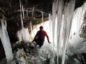 Mağaralarda Dev Buz Sarkıtları Oluştu