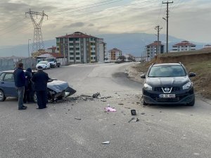 Otomobil İle Cip Çarpıştı: 3 Yaralı