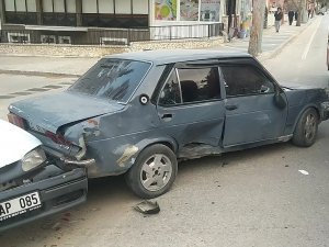 Isparta’da Otomobil İtfaiye Aracıyla Çarpıştı