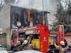 Fatih’te 2 Katlı Tarihi Yapı Alevlere Teslim Oldu