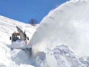Bingöl’de Kapalı Olan 32 Köy Yolunda Çalışma Sürüyor