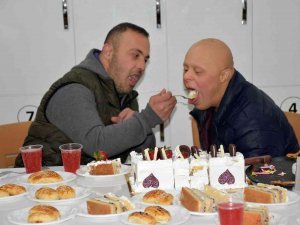 Down Sendromlu İki Arkadaşın Duygusal Buluşması