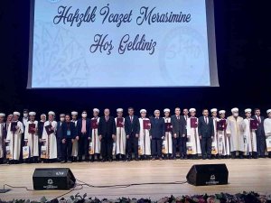 19 Hafız Törenle Belgelerini Aldı