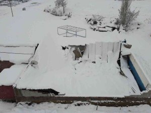 Amasya’da Karın Ağırlığına Dayanamayan İş Yerinin Çatısı Çöktü