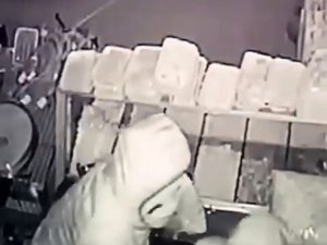 Kaşla Göz Arasında 17 Bin Tl Nakit Ve 50 Bin Tl Değerinde Sigara Çaldılar