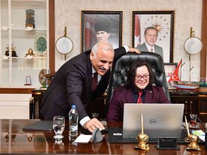 Başkan Zorluoğlu Koltuğunu Enes’e Devretti