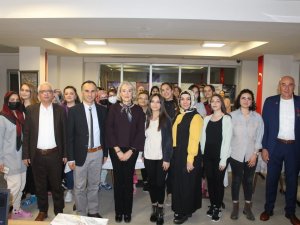 Yazar Menekay Üniversiteli Öğrencilerle Buluştu