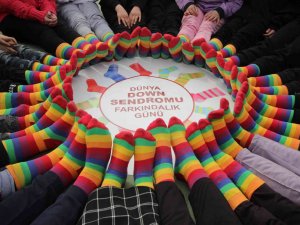 Down Sendromuna Dikkat Çekmek İçin Renkli Çoraplar Giydiler