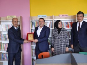 Başarılı İş Adamı 4 Kütüphanenin Kitaplarını Karşıladı