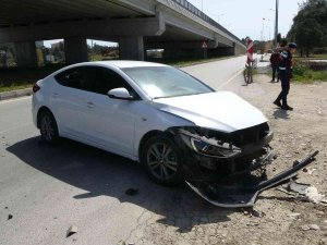 Kaza Yaptığı Otomobilden Kendini Dışarı Zor Attı