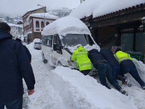 Araçları Yolda Kalan Vatandaşların Yarımına Polis Ekipleri Koştu