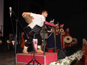 Öğrencilerden “Dönmeyi Düşünmeyenler” Gösterisi