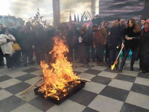 Nevruz Ateşi Keçiören’de Yandı, Büyükelçiler Üzerinden Atladı
