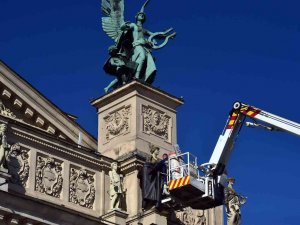 Lviv’de Tarihi Opera Binasında Saldırılara Karşı Tedbir Alınıyor