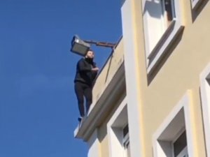 Mağdur Mahalle Sakini Bornova Belediyesi Binasında İntihara Kalkıştı