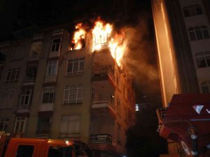 Üçlü Priz Yangın Çıkarttı, Ev Alevlere Teslim Oldu
