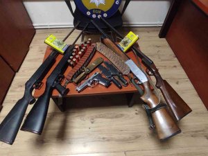 İ̇zmir’de Polis Birçok Suçtan Aranması Olan Şüpheliyi Kıskıvrak Yakaladı