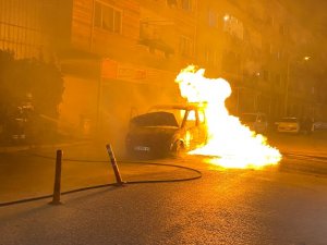 Bursa’da Bir Otomobil, Sahibinin Gözü Önünde Alev Alev Yandı