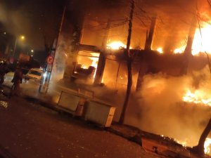 Beylikdüzü’nde İkinci El Eşya Satan İş Yeri Alev Alev Yandı