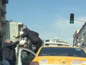 Kadıköy’de Yol Verme Kavgasında Taksi Şoförüne Uçan Tekmeyle Saldırı Kamerada