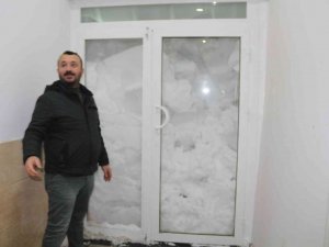 Bitlis’te Kar Kapı Ve Pencereleri Kapattı