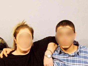 “Anam Babam Yüreğim” Yazarak Annesiyle Poz Verdi Babasını Öldürdü