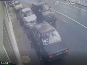 Yolda Yürüyen Adama Cip Çarptı: Kaza Anı Kamerada